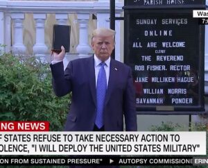 Donald Trump 2020 als US-Präsident mit seinem skurrilen Foto vor der Kirche St. John in Washington, eine Bibel hochhaltend - ein Tribut schon damals an strenggläubige Protestanten. - Screenshot: gik