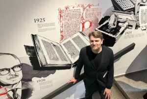 Der Zeitstrahl zur Geschichte des Gutenberg-Museums im Treppenhaus mit seinem Ersteller, dem Zeichner Jörn Kapuhl. - Foto: gik