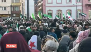 Syrer feierten ausgelassen den Sturz des Assad-Regimes in Mainz, hier ein Foto via SWR-Bericht. - Screenshot: gik