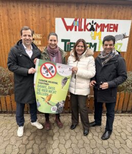 Vorstellung der Kampagne "Hier nicht Böllern" am Tierheim Mainz mit OB Nino Haase (parteilos, ganz links) und Ordnungsdezernentin Manuela Matz (CDU, 2. von rechts). - Foto: Stadt Mainz