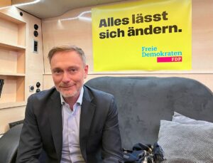 FDP-Chef Christian Lindner beim Interview mit der Internetzeitung Mainz& in seinem Wahlkampfbus. - Foto: gik