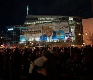 Linke Demo am Donnerstagabend gegen die CDU in Berlin. - Foto: CDU