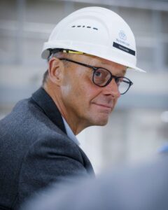 Friedrich Merz bei einem Besuch eines Industrieunternehmens in Kiel vor wenigen Tagen . - Foto: CDU