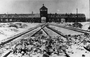 Die Einfahrt zum NS-Konzentrationslager Auschwitz. - Foto: Bundesarchiv