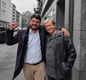 Der Sozialmediziner Gerhard Trabert und der Mainzer Linkenchef Tupac Orellana bei der Ankündigung zur Kandidatur Traberts für den Bundestag im November 2024. - Foto: Orellana 