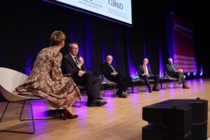 Podiumsdiskussion beim Jahresempfang der Wirtschaft mit Ministerpräsident Alexander Schweitzer (2. von links). - Foto: Landesregierung RLP