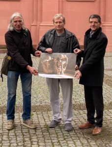 Präsentation der ausgewählten Skulptur für den Gedenkort für Wohnungslose im Oktober 2024 in Mainz mit Gerhard Trabert (Mitte) und Künstler Konrad Franz (links). - Foto: Trabert