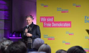 Winterwahlkampf mit Schal: FDP-Chef Christian Lindner beim Wahlkampfauftritt in Mainz. - Foto: gik