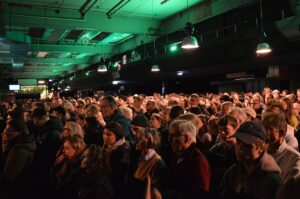 Dicht gedrängte Zuschauermenge im Alten Postlager in Mainz beim Wahlkampfauftritt von Robert Habeck. - Foto: gik