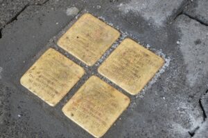 Stolpersteine für die Mainzer Familie Salomon, von den Nazis vertrieben und zum Teil ermordet - wie Eugen Salomon (rechts oben), Gründer des Fußballclubs Mainz 05. - Foto: gik