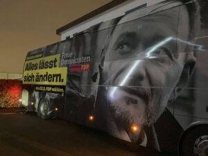 Wahlkampfbus von FDP-Chef Christian Lindner auf dem Parkplatz an der Pyramide in Mainz. - Foto: gik