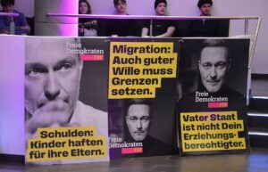 Wahlplakat der FDP in der Pyramide mit Publikum. - Foto: gik