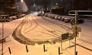 Eine neue Luftmassengrenze soll am Donnerstagfrüh Schnee und Eisgältte bringen, dieses Bild entstand vergangenen Sonntag - und zeigt die Spuren des Streugefährts der Stadt Mainz... - Foto: gik