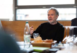 Der Drehbuchautor Stephan Falk tritt für das BSW im Wahlkreis Mainz als Direktkandidat an. - Foto: Falk 