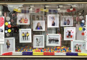 Frauen in der Fastnacht sind oft hinter den Kulissen tätig, die Fotoaktion stellt sie nun prominent ins Schaufenster - ganz buchstäblich. - Foto: gik