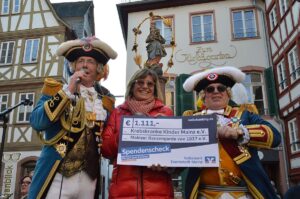 Einen Scheck in Höhe von 1.111 Euro übergaben Generalfeldmarschall Thomas Thelen (links) und Kurt Nagel an Andrea Grimme vom Verein Krebskranke Kinder Mainz. - Foto: gik