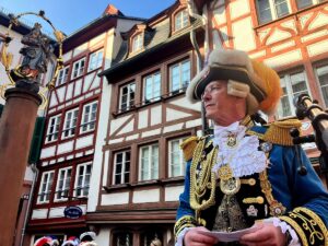 Generalfeldmarschall Thomas Thelen beim Kirschgartenfest der Mainzer Ranzengarde. - Foto: gik