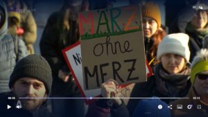 Protest gegen CDU-Kanzlerkandidat Friedrich Merz auf der Demo am Samstag in Mainz. - Screenshot via SWR: gik