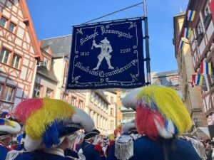 Standarte der Mainzer Ranzengarde am Samstag beim Kirschgartenfest in der Mainzer Altstadt . - Foto: gik