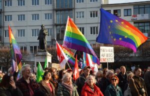 Knapp 3000 Mainzer haben am Freitag gegen Rechtsextremismus demonstriert. - Foto: gik