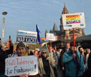 Transparente auf der Demonstration von "Rheinhessen gegen Rechts" am Freitag in Mainz. - Foto: gik