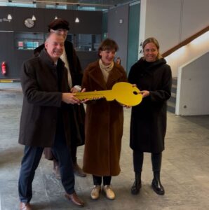 Schlüsselübergabe alter Schellbau mit (ganz links) Museumsdirektor Ulf Sölter und Dezernentin Marianne Grosse (SPD), Mitte). - Foto: Stadt Mainz