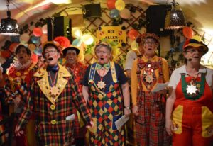 Der Närrische Stammtisch der "Allerscheenste": Clownskostüme, Kneipenfastnacht, Klartext. - Foto: gik