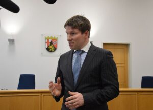 Anwalt Christian hecken am Donnerstag im Saal des Verwaltungsgerichts Mainz bei Statements vor der Presse. - Foto: gik