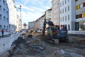 Die Großbaustelle Binger Straße wird nach Fastnacht noch einmal erweitert - auf den Münsterplatz. - Foto: gik