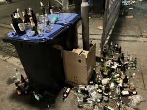 Erhebliche Mengen an Glas und Glasbruch gab es auch dieses Jahr in der Mainzer Innenstadt an Rosenmontag. - Foto: gik