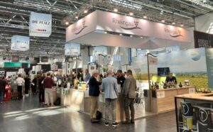 Messestand des Rheingaus auf der ProWein in Düsseldorf. - Foto: gik