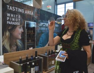 Probieren und Genießen im Pinot Paradise auf der ProWein: Ute vom Weingut Schweinhardt an der Nahe probiert Burgunderweine beim Deutschen Weininstitut auf der ProWein. - Foto: gik