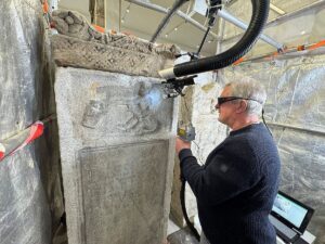 Restaurierungsarbeiten an dem Marmorgrabstein, Matthias Steyer bearbeitet den Stein mit einem Laser. -- Foto: Bonewitz