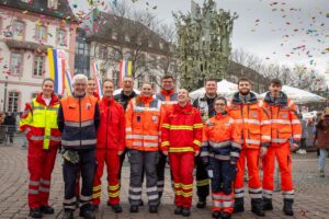 Einsatzkräfte aller Hilfsorganisationen sorgten am Rosenmontag gemeinsam für Sicherheit und posierten am Morgen am Mainzer Fastnachtsbrunnen. - Foto: Feuerwehr Mainz