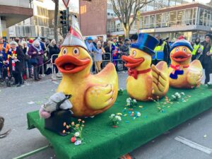 Die süßeste Überraschung dieses Rosenmontags im Zug: drei kleine Entenbabies rollten hinter Mama Zugente! - Foto: gik