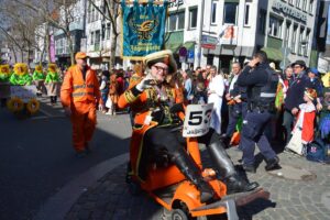 Die Jägergarde im Rosenmontagszug 2025, mit Pannenhilfe im Schlepptau. - Foto: gik