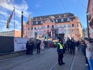 Der Kommandowagen der Mainzer Ranzengarde blieb am Osteiner Hof an einem Absperrgitter hängen. - Foto: gik 