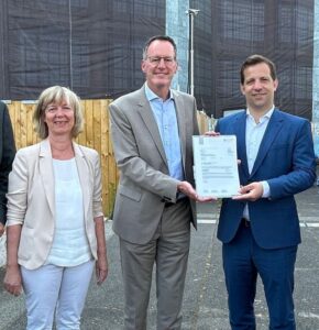 Die Mainzer SPD schickt 2026 zwei Minister ins Rennen für die Mainzer Wahlkreis: Finanzministerin Doris Ahnen und Innenminister Michael Ebling (Mitte, beide SPD), hier bei einer Scheckübergabe am Mainzer Rathaus an OB Nino Haase (parteilos). - Foto: Stadt Mainz