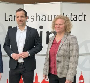 Oberbürgermeister Nino Haase (parteilos) und Verkehrsdezernentin Janina Steinkrüger (Grüne) bei einer Pressekonferenz im Mainzer Stadthaus. - Foto: gik