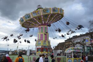 Wahrzeichen des Mainzer Rheinfrühlings ist neben dem Riesenrad das große Kettenkarussell, hier 2024 bei eher schlechtem Wetter. - Foto: gik