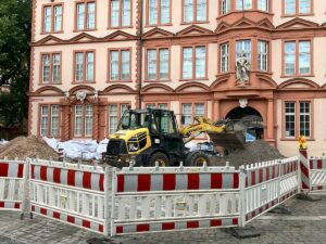 Bagger vor dem Römischen Kaiser: Das alte Gutenberg-Museum ist endgültig Baustelle. - Foto: gik