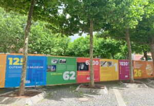 Ein enormer Bauzaun umrahmt das Baugelände auf dem Liebfrauenplatz, Informationen darauf sollen die Wartezeit versüßen. - Foto: gik
