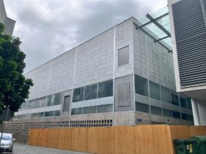 Der alte Schellbau des Gutenberg-Museums steht vor dem Abriss, nun wurde der Startschuss für die Arbeiten gegeben. - Foto: gik