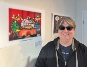 Klaus Wilinski mit seinen Grafiken in der Ausstellung in der Mainzer Kunst Galerie. - Foto: gik