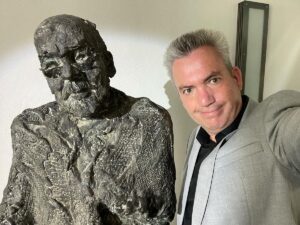 Malte Leyhausen, selbst einige Jahre als Profi-Kabarettist tätig, sammelte die Erinnerungen an Hanns Dieter Hüsch und gab si als Anthologie heraus - hier ein Selfie mit der Hüsch-Büste von Karlheinz Oswald. - Foto: Leyhausen