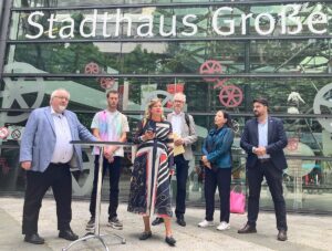 Die fünf kleinen Oppositions-Fraktionen im Mainzer Stadtrat hatten am Mittwoch kurzfristig zu einem Pressegespräch vor dem Stadtrat geladen - und übten scharfe Kritik am Agieren von Verwaltung und Kenia-Koalition. - Foto: gik