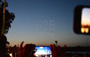 Hoch die Handys: Zu Beginn malten die Drohnen eine große 625 in den Himmel, zu Ehren des 625. Geburtstags Johannes Gutenbergs. - Foto: gik