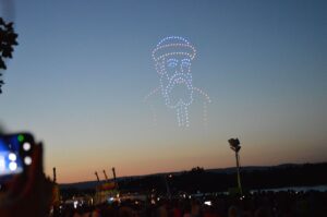 Gutenberg am Abendhimmel: Weil die Drohnen ausgerechnet in Richtung Sonnuntergang positioniert waren, blieben die Bilder weitgehend blass. - Foto: gik