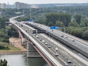 Die Schiersteiner Brücke kurz nach Fertigstellung im August 2023, unterhalb der Brücke sieht man den angehängten Radweg, der in der Mitte auf die Rettbergsaue führt. - Foto: Autobahn West GmbH