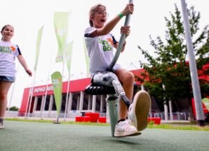 Egal ob mit Prothese oder Rollstuhl, oder ohne Behinderung: Auf dem ersten inklusiven Spielplatz in Mainz haben alle Spaß. - Foto: Thilo Schmülgen